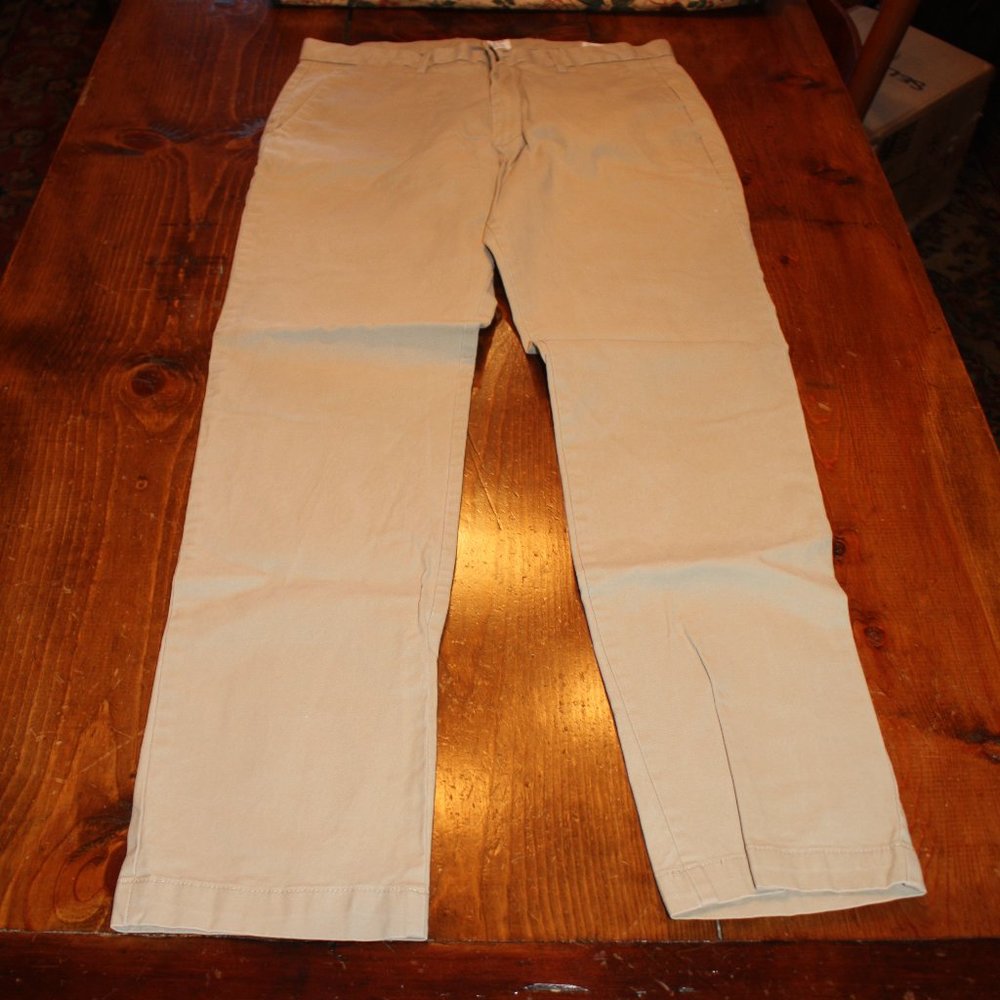 Gap Slim Fit Men's Khaki Pants. Size 32 x 32.Four Pocket.